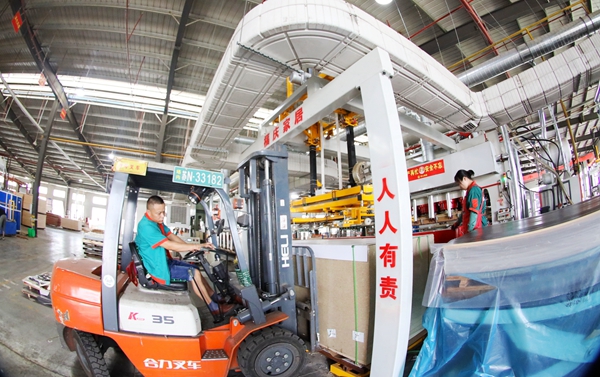 沭陽縣一公司車間內(nèi)一派緊張有序的繁忙景象。沭陽縣委宣傳部供圖