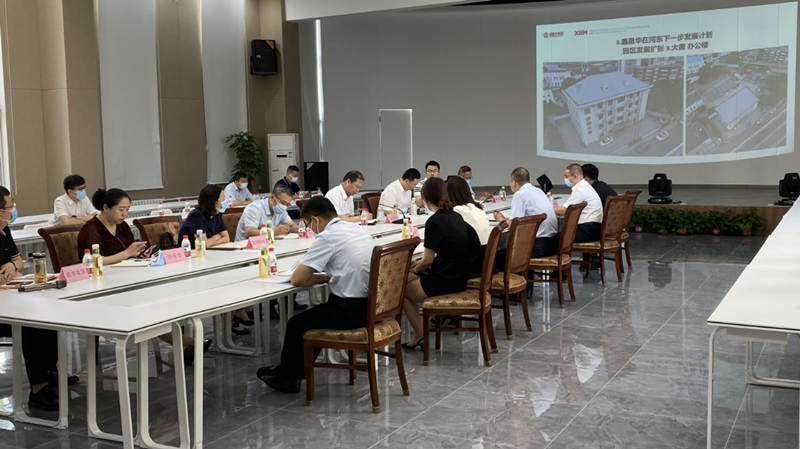 河?xùn)|區(qū)委書記范少軍一行深入老電建公司辦公園區(qū)就盤活園區(qū)工作進行部署研究。河?xùn)|區(qū)供圖