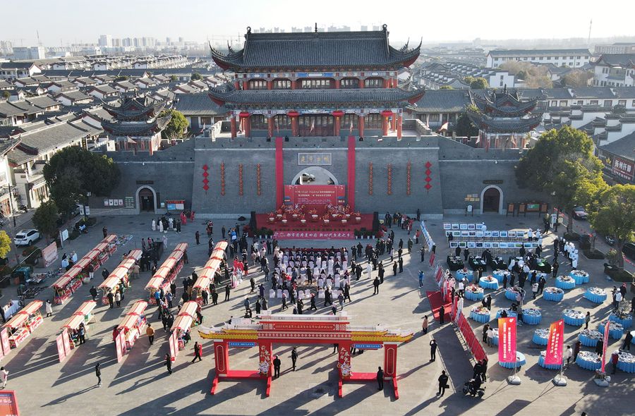 城門掛春聯(lián)，金湖沖刺“開門紅”。陳義寶攝