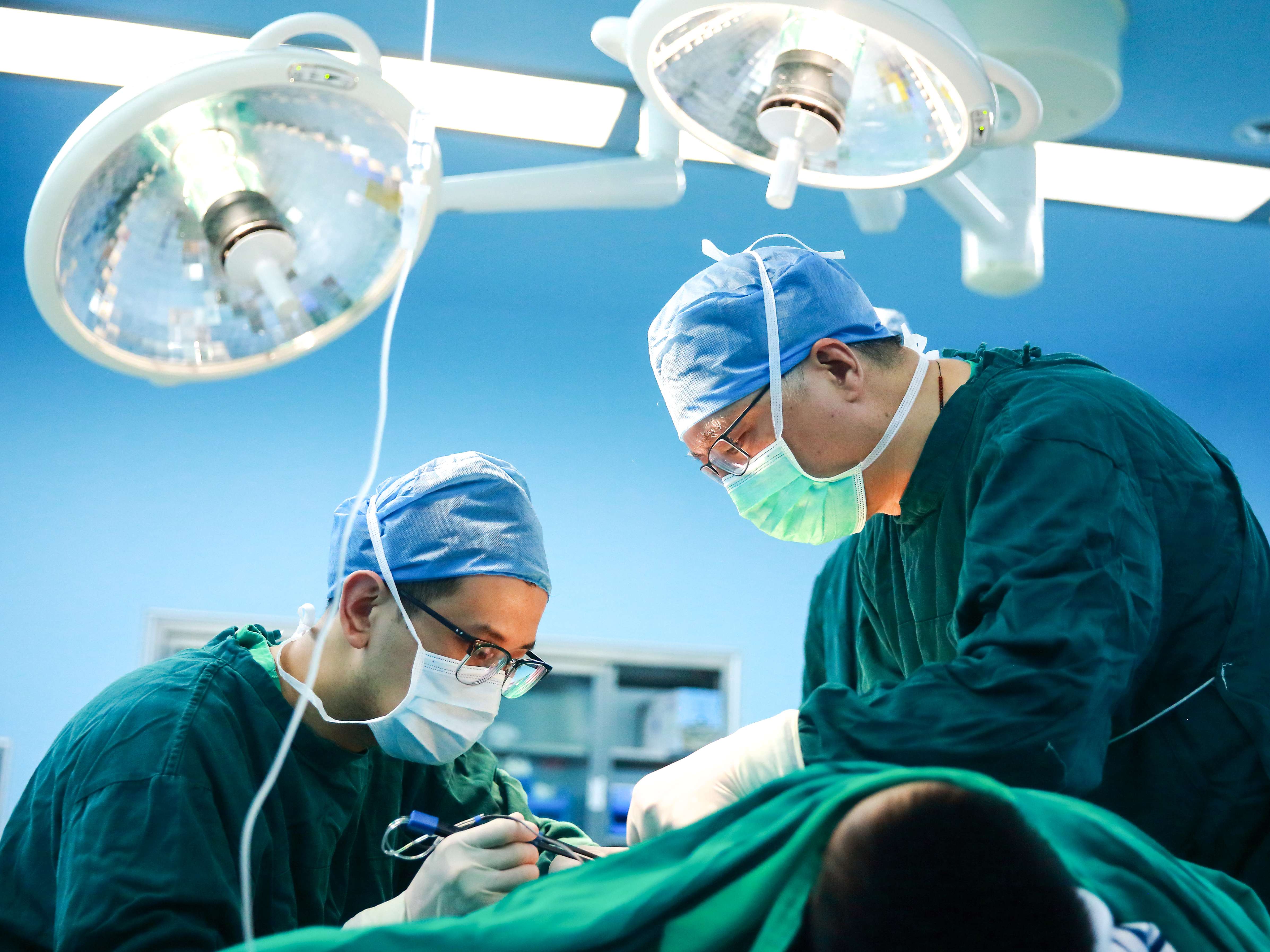 江南大學(xué)附屬醫(yī)院燒創(chuàng)傷診療中心主任呂國(guó)忠工作現(xiàn)場(chǎng)。受訪者供圖