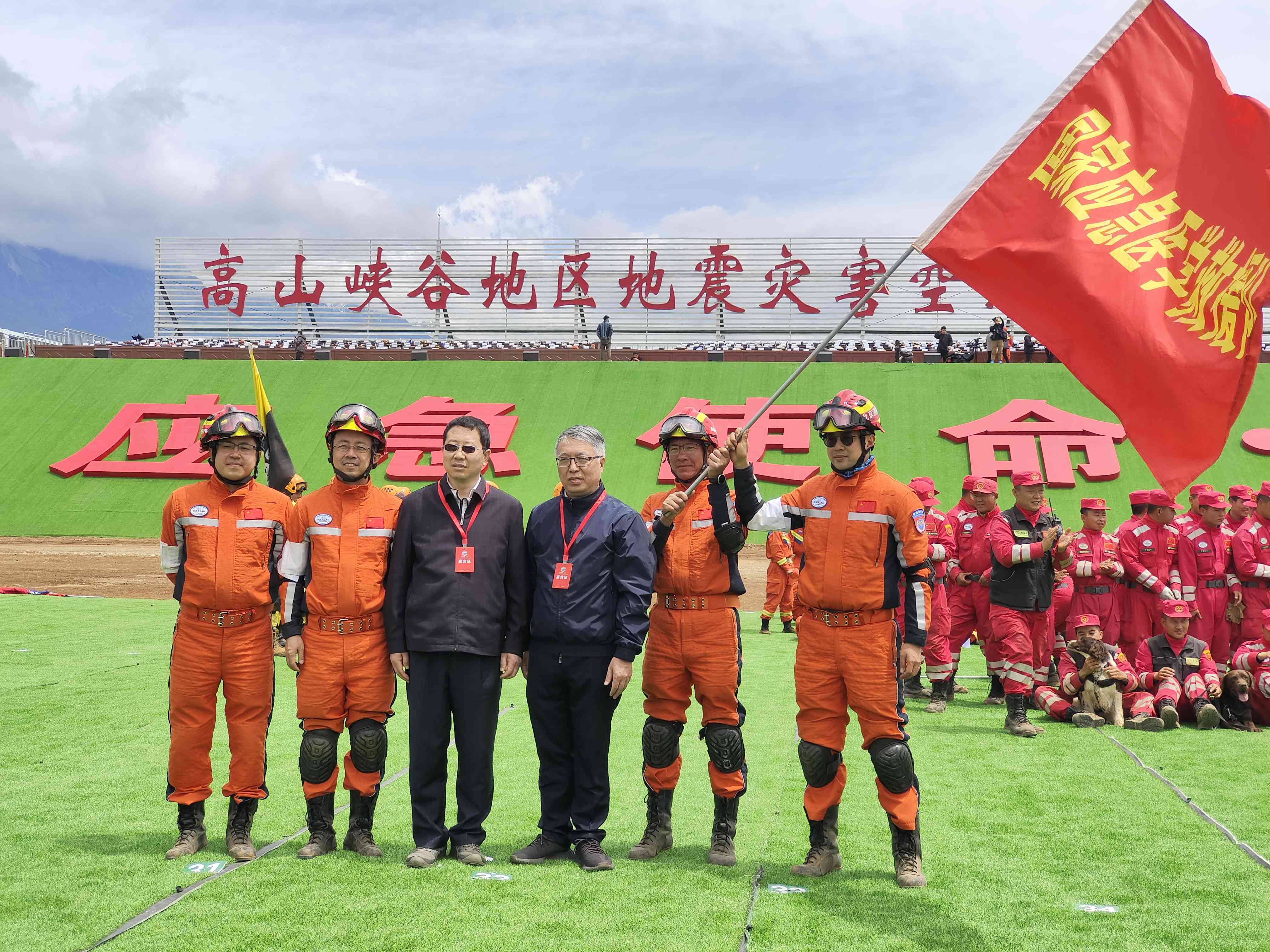 呂國(guó)忠以總領(lǐng)隊(duì)身份，帶領(lǐng)國(guó)家應(yīng)急醫(yī)學(xué)救援隊(duì)演練。受訪者供圖