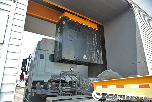 萬(wàn)利新能源數(shù)字陸港里，正在充換電站進(jìn)行換電的重卡。人民網(wǎng)記者 趙夢(mèng)月攝