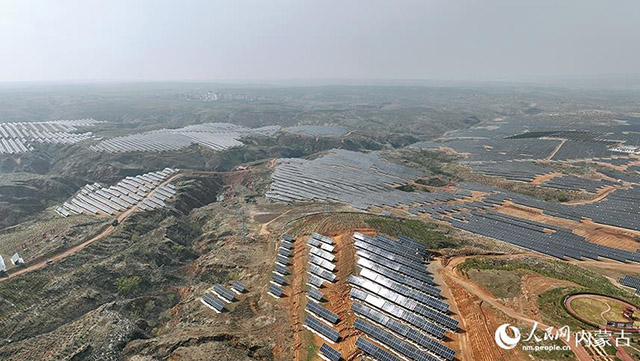 伊金霍洛旗天驕綠能50萬(wàn)千瓦采煤沉陷區(qū)生態(tài)治理光伏發(fā)電示范項(xiàng)目。人民網(wǎng) 孟佳澍攝