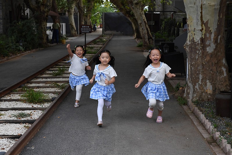 由礦場(chǎng)家屬區(qū)改造而來(lái)的“鮮花小院”民宿，深受孩子們的喜愛(ài)。吳芳攝