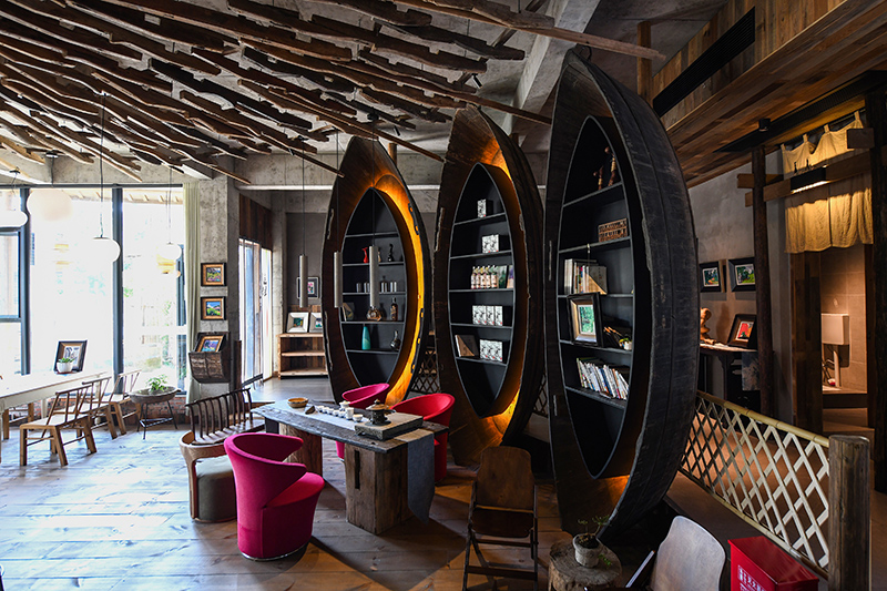 漁船、船槳……花田·僑鄉(xiāng)里的裝飾材料，多是從當(dāng)?shù)靥詠?lái)的舊物。 吳芳攝