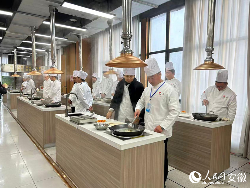 亳州市藥膳學(xué)校內(nèi)，學(xué)員們正在實訓(xùn)。人民網(wǎng)記者 王銳攝
