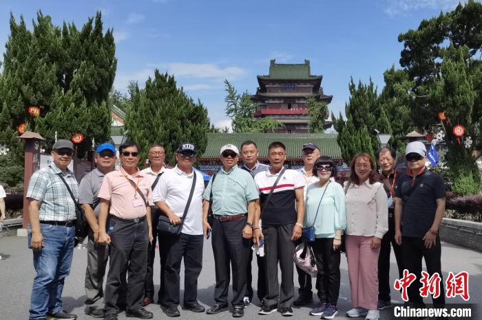 圖為臺(tái)灣新北市永和區(qū)里長聯(lián)誼會(huì)江西參訪團(tuán)一行在南昌滕王閣前合影。　柳曉丹 攝