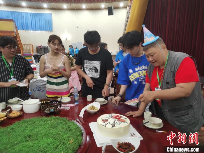 圖為內(nèi)蒙古臺辦為臺胞過生日?！±類燮?攝