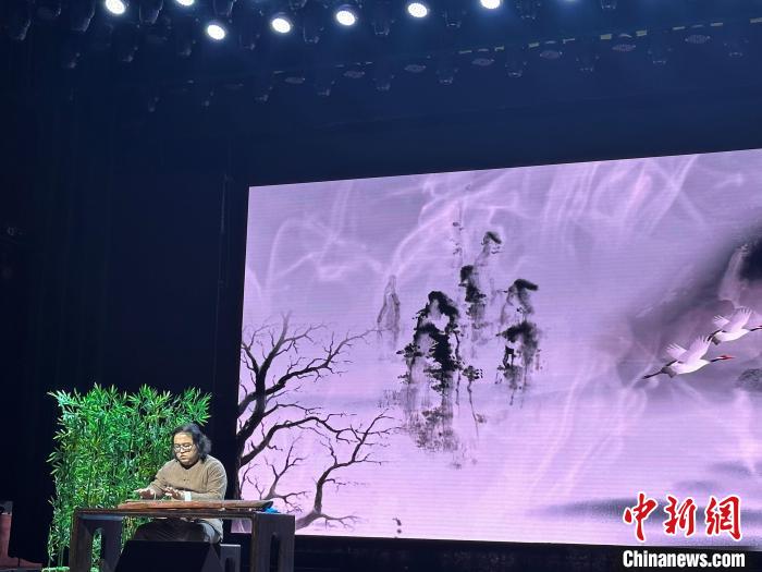 閩派古琴名家陳志強演奏一曲《流水》?！堺惥?攝