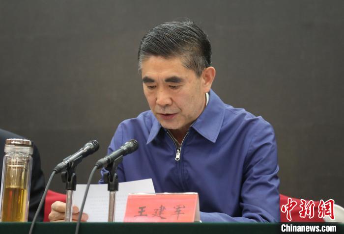 圖為青海省委書記王建軍出席會(huì)議并作講話?！?zhí)砀?攝