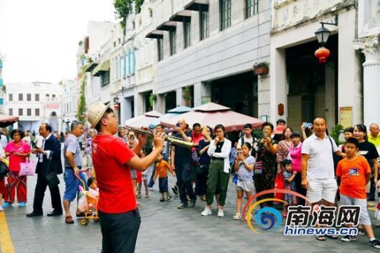 ?？隍T樓老街的街頭表演。海口市旅文局供圖
