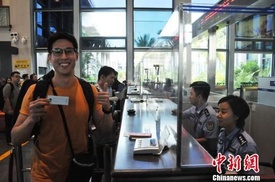  4月30日上午，從美蘭機(jī)場(chǎng)入境的新加坡旅客接過(guò)?？诿捞m邊檢站民警的溫馨提示小卡片后豎起大拇指點(diǎn)贊?！±盍濉z