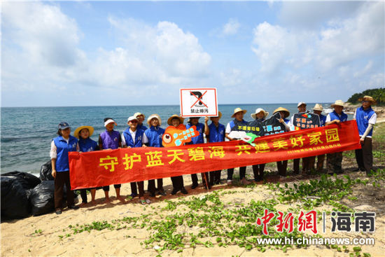 環(huán)保志愿者呼吁停止隨地扔垃圾、破壞環(huán)境等不文明行為。