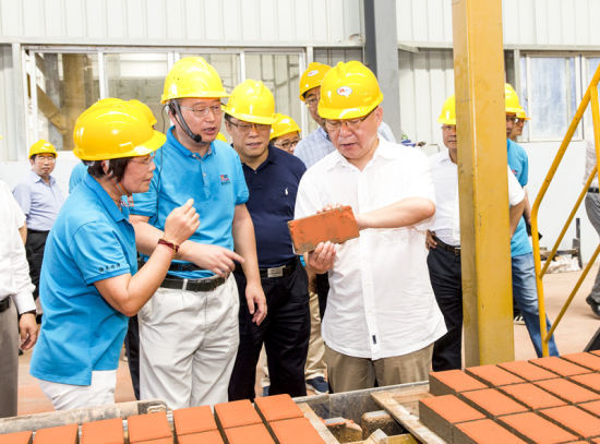 2019年6月21日下午，省長沈曉明在三亞建筑廢棄物綜合利用廠，查看用建筑廢棄物綜合處理后制成的再生水泥磚。海南日?qǐng)?bào)記者 宋國強(qiáng) 攝