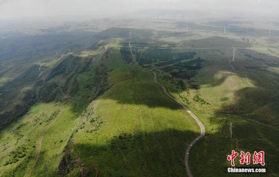6月28日，夏日鏡頭下的河北張家口張北“草原天路”蜿蜒曲折。 中新社記者 楊艷敏 攝