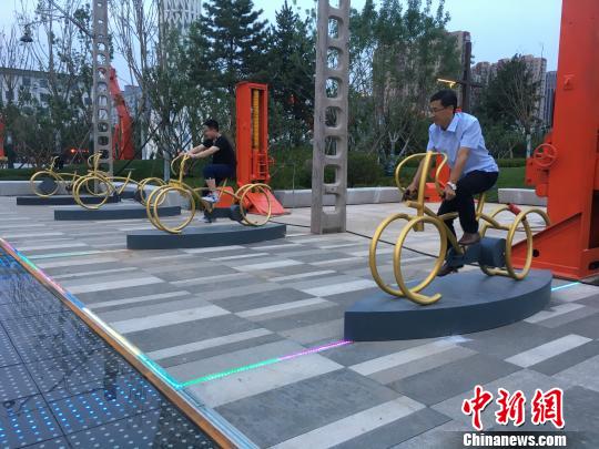 市民使用公園內(nèi)的健身設(shè)施?！「呒t超 攝