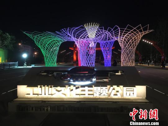 夜晚，奧運“五色樹”的燈光?！「呒t超 攝