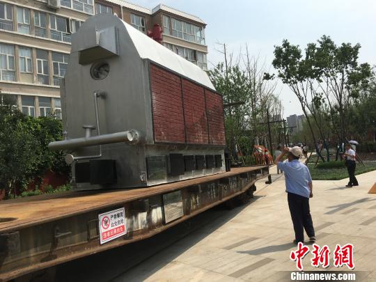 公園內(nèi)陳列著臥式蒸汽鍋爐等工業(yè)產(chǎn)品?！「呒t超 攝