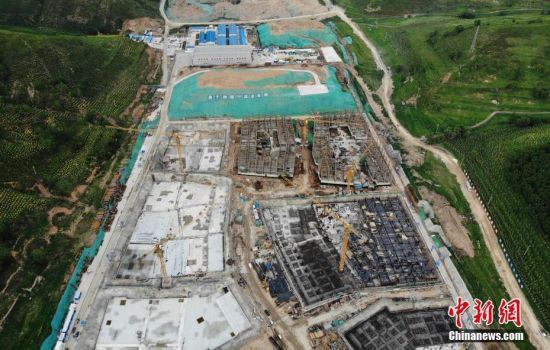 6月28日，航拍鏡頭下的河北張家口冬奧會(huì)太子城冰雪小鎮(zhèn)項(xiàng)目。太子城冰雪小鎮(zhèn)項(xiàng)目位于2022年冬奧會(huì)張家口賽區(qū)核心區(qū)，連接張家口賽區(qū)云頂和古楊樹兩個(gè)競(jìng)賽場(chǎng)館群，建成后將承擔(dān)賽時(shí)核心區(qū)配套保障功能，提供冬奧頒獎(jiǎng)、貴賓接待、交通換乘、休閑娛樂等服務(wù)，賽后將成為一座國(guó)際化四季度假小鎮(zhèn)。 中新社記者 楊艷敏 攝