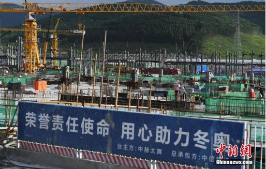 6月28日，河北張家口冬奧會(huì)太子城冰雪小鎮(zhèn)項(xiàng)目現(xiàn)場(chǎng)。太子城冰雪小鎮(zhèn)項(xiàng)目位于2022年冬奧會(huì)張家口賽區(qū)核心區(qū)，連接張家口賽區(qū)云頂和古楊樹兩個(gè)競(jìng)賽場(chǎng)館群，建成后將承擔(dān)賽時(shí)核心區(qū)配套保障功能，提供冬奧頒獎(jiǎng)、貴賓接待、交通換乘、休閑娛樂等服務(wù)，賽后將成為一座國(guó)際化四季度假小鎮(zhèn)。 中新社記者 楊艷敏 攝