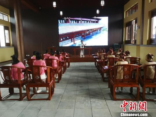 學(xué)生們?cè)诖笤瓡?shū)院誦讀國(guó)學(xué)經(jīng)典?！⊥貔i 攝