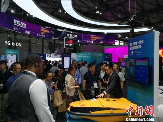 圖為現(xiàn)場(chǎng)人員講解5G“天地一體化”生態(tài)檢測(cè)系統(tǒng)?！∪伟厮?攝