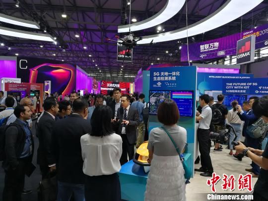 雄安新區(qū)展臺(tái)吸引不少眾多觀眾駐足關(guān)注。　任柏松 攝