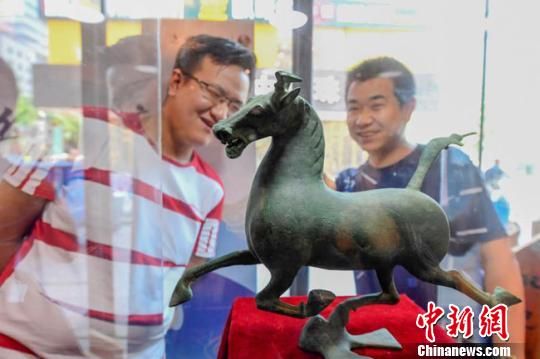 甘肅省博物館將榮登《國家寶藏》的文物銅奔馬和人頭形器口彩陶瓶搬到了絲路如意餐廳，讓顧客在餐廳內(nèi)就能近距離的和文物面對面?！＄娦?攝