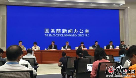 8月26日，國(guó)務(wù)院新聞辦召開(kāi)國(guó)務(wù)院政策例行吹風(fēng)會(huì)。圖為吹風(fēng)會(huì)現(xiàn)場(chǎng)。 記者李巍攝