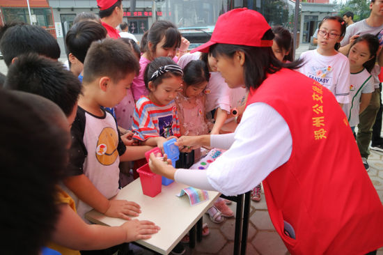 志愿者教小朋友們垃圾分類的相關(guān)知識。連柏梁 攝
