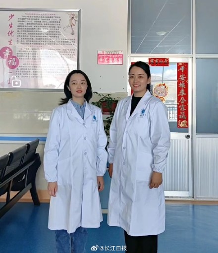 “有醫(yī)生嗎？有人暈倒了！”武漢協(xié)和醫(yī)院援藏醫(yī)療隊(duì)員聽(tīng)到呼救就沖了上去