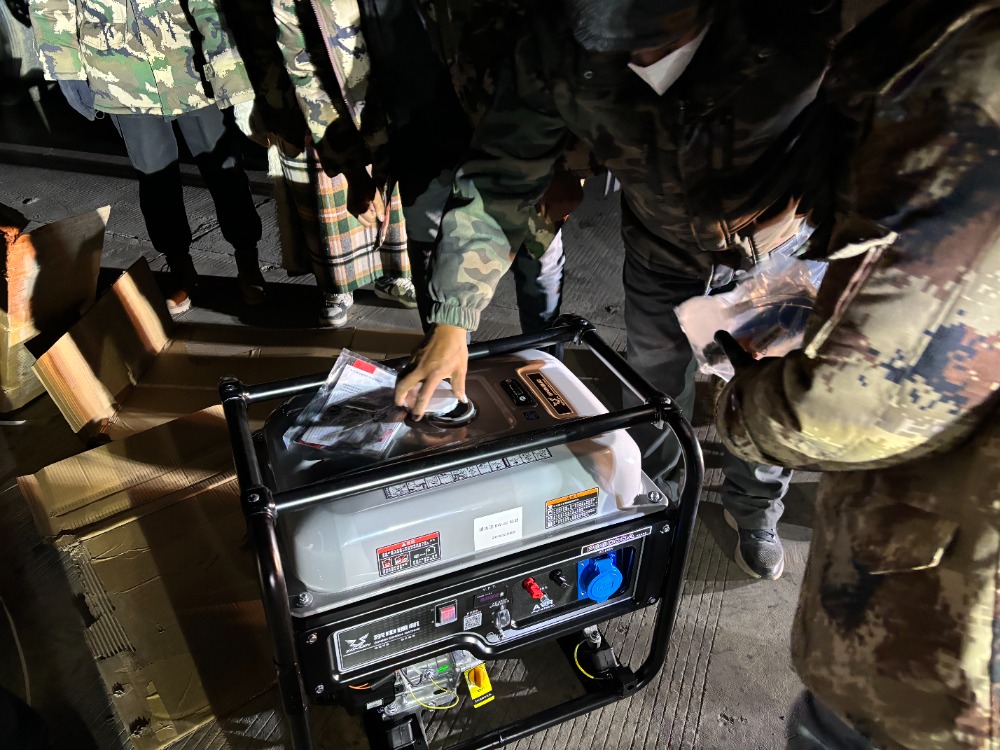 震區(qū)所需 重慶所能！重慶首批救援物資跨越千里抵達(dá)雪域高原