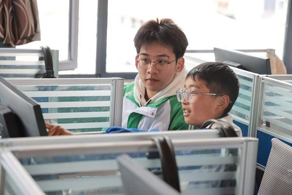 為驗(yàn)證“高反風(fēng)險(xiǎn)預(yù)測”小程序，這群高中生真去了趟高原