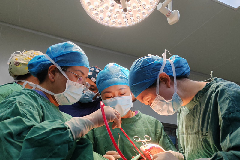 援藏隊(duì)員開展手術(shù)。