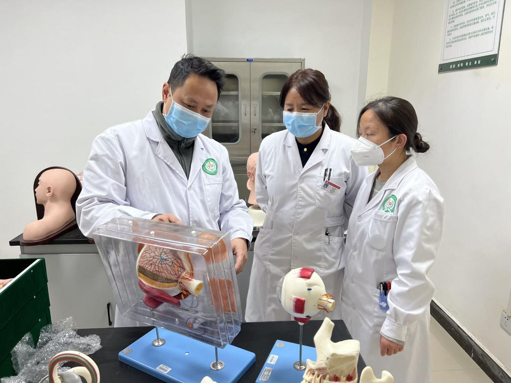 重慶援藏醫(yī)療專家開展“師帶徒”工作。