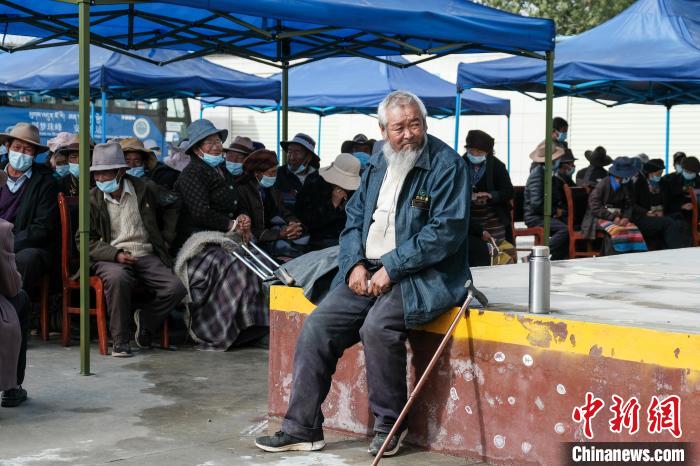 圖為日喀則桑珠孜區(qū)東嘎鄉(xiāng)農(nóng)牧民在義診室外等待?！〗w波 攝