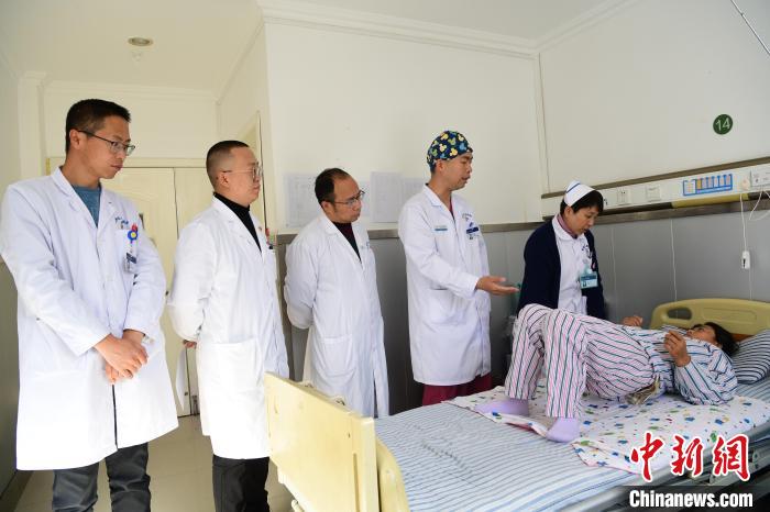 圖為何蔚副主任醫(yī)師(站右二)及團(tuán)隊(duì)術(shù)后指導(dǎo)患者進(jìn)行腰背肌鍛煉?！∝暩聛?lái)松 攝