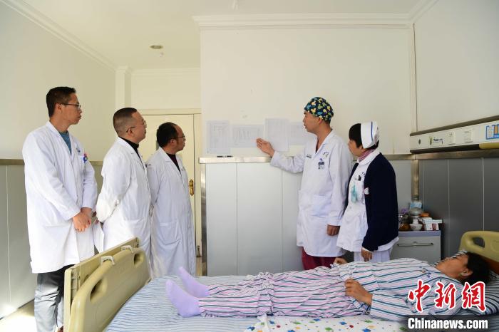 圖為何蔚副主任醫(yī)師(站右二)及團(tuán)隊(duì)術(shù)后對(duì)患者的肌肉訓(xùn)練、蛋白飲食等制定了每半日的康復(fù)計(jì)劃?！∝暩聛?lái)松 攝