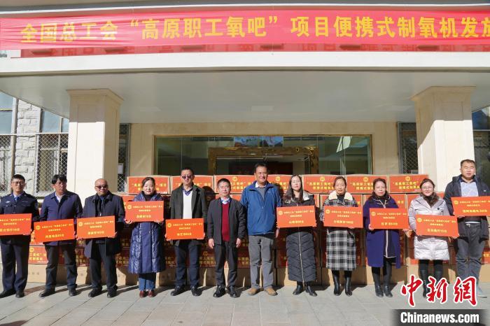 圖為發(fā)放儀式現(xiàn)場?！⊥趵?攝