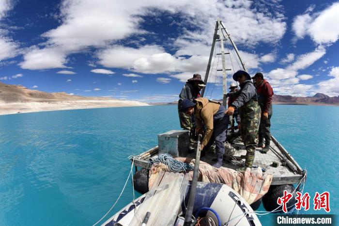 科考隊員在湖泊鉆探平臺上小心搬運采集的巖芯樣品?！?lt;a target='_blank' ><p  align=