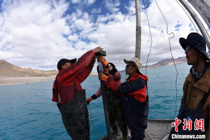 科考隊員在湖泊鉆探平臺上包裝采集的巖芯樣品?！?lt;a target='_blank' ><p  align=