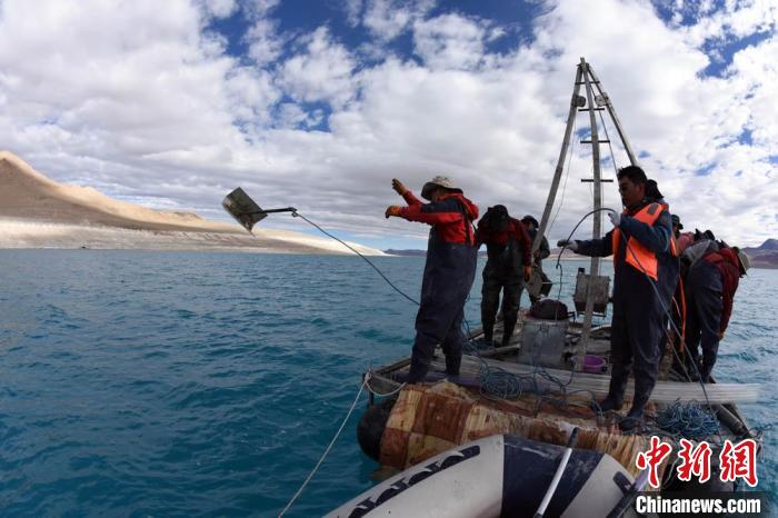 科考隊員在湖泊鉆探平臺上拋固定平臺的錨。　<a target='_blank' ><p  align=