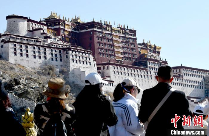 4月17日，游客在拉薩布達(dá)拉宮觀景臺(tái)拍照留念。　李林 攝