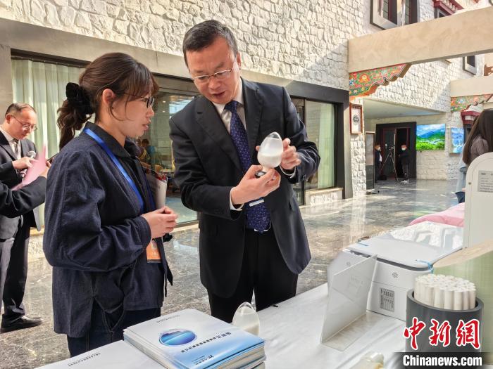 圖為簽約企業(yè)現(xiàn)場推介自己的產(chǎn)品?！≮w延 攝