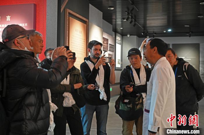 圖為中外媒體采訪西藏自治區(qū)藏醫(yī)院相關(guān)負(fù)責(zé)人?！≮w朗 攝