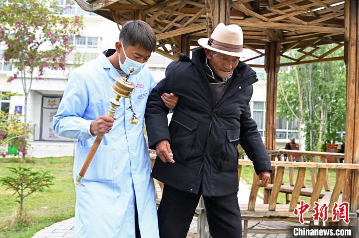 圖為曲松縣特困人員集中供養(yǎng)中心老人索朗歐珠。　趙朗 攝