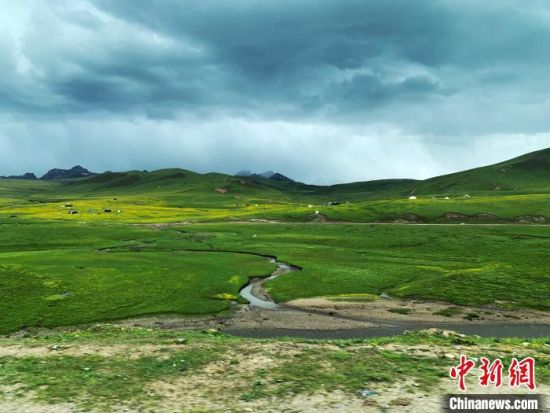 自2005年啟動(dòng)三江源生態(tài)保護(hù)和建設(shè)工程以來，果洛州共治理黑土灘315.11萬畝，使果洛州生態(tài)環(huán)境15年來得到明顯好轉(zhuǎn)?！O睿 攝