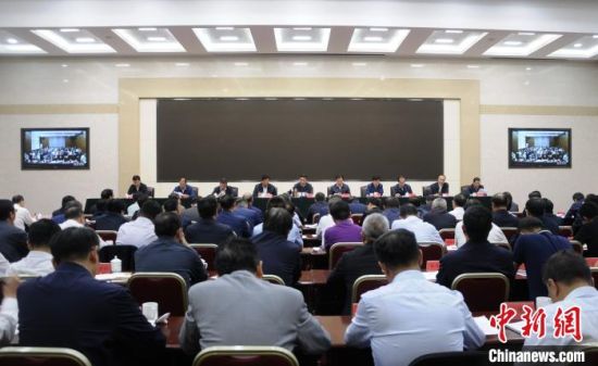 圖為青海省生態(tài)環(huán)境保護(hù)警示教育大會現(xiàn)場?！?zhí)砀！z 　　