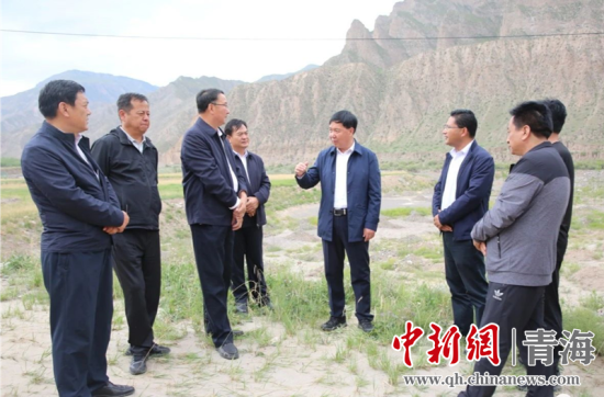 圖為黃南州有關領導現(xiàn)場踏勘、督導生態(tài)環(huán)保責任落實情況現(xiàn)場。黃宣攝