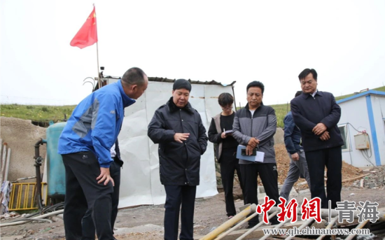 圖為黃南州有關領導現(xiàn)場踏勘、督導生態(tài)環(huán)保責任落實情況現(xiàn)場。黃宣攝